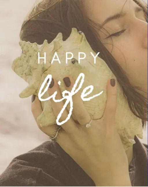 femme coquillage happy